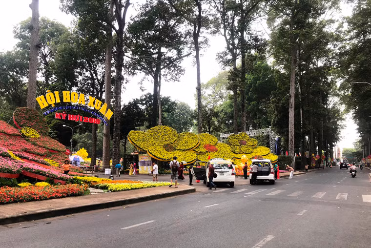 Hội hoa xuân ở công viên Tao Đàn, quận 1, TP HCM sáng 28 Tết.