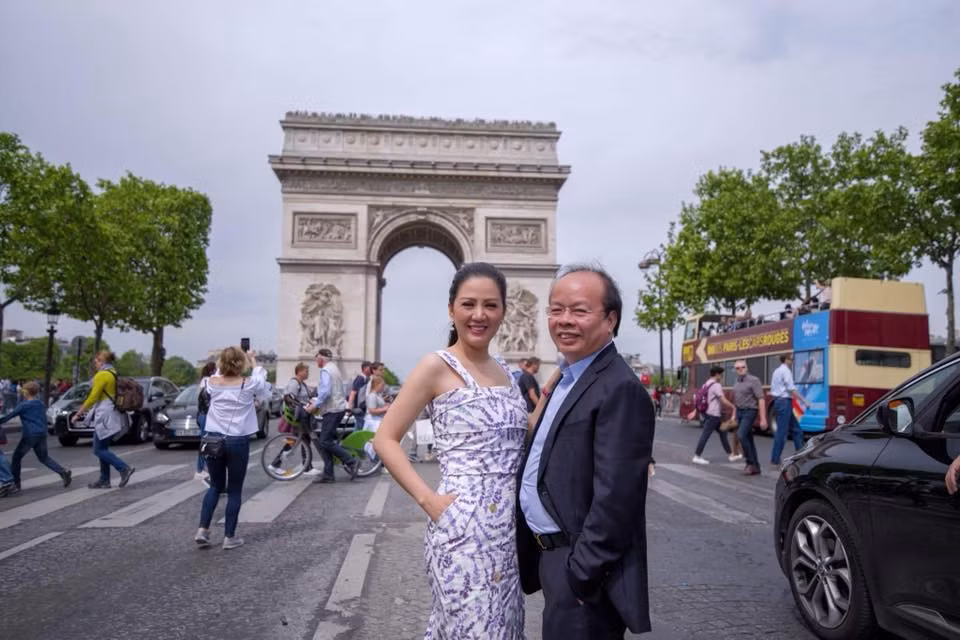 Thu truong Bo Tai chinh vua bi ky luat la nguoi rat muc yeu chieu vo-Hinh-13