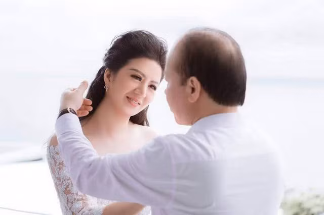 Theo lời của bà xã Thứ trưởng Bộ tài chính trên Tri thức trẻ, bản thân cô từng trải qua những thăng trầm của hôn nhân, từng bị phản bội và lừa dối thế nên không dễ dàng yêu và bước tiếp vào một cuộc hôn nhân khác. Đinh Hiền Anh thẳng thắn khẳng định mình quyết định kết hôn với Thứ trưởng Huỳnh Quang Hải vì những phẩm chất tuyệt vời cô cảm nhận được từ ông, chứ không phải vì tiền bạc hay địa vị như nhiều người đồn đại. (Ảnh báo Tổ quốc)