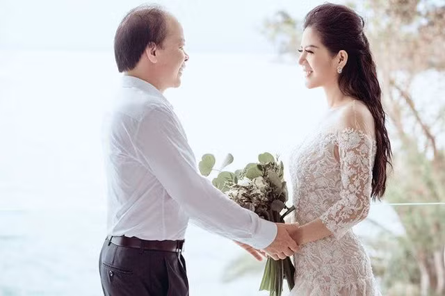 Kể về chuyện tình yêu của mình, Đinh Huyền Anh cho biết 5 năm trước, cô và ông Huỳnh Quang Hải đã tình cờ quen nhau khi cô đi làm công việc kinh doanh. Sau những lần gặp gỡ tiếp xúc, sự chân chất và tính cách hiền lành của ông xã đã chinh phục được Hiền Anh. (Ảnh báo Tổ quốc)