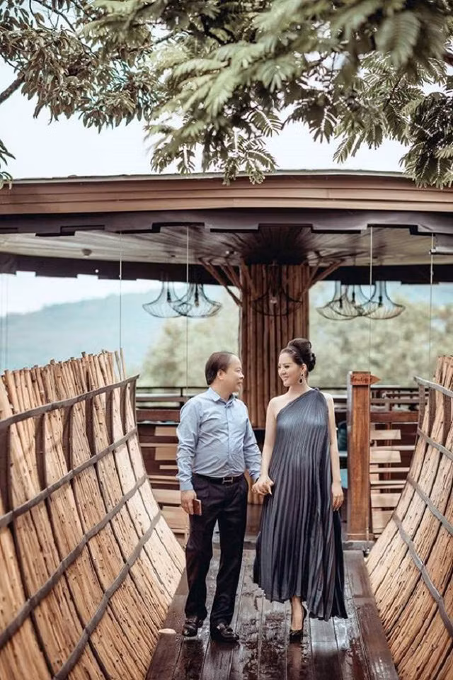 Nhiều lần trả lời trên báo, ca sỹ Hiền Anh khẳng định cô và chồng đến với nhau bằng tình yêu. Ảnh Tổ quốc.