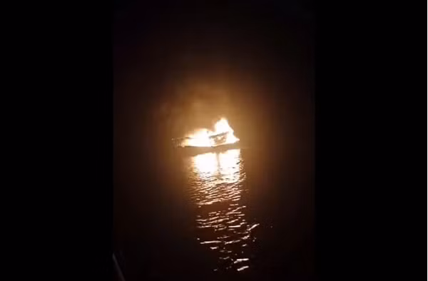 Một tàu cá nghi bị ném bom xăng, cháy và chìm trên vùng biển Cà Mau Mot tau ca nghi bi nem bom xang, chay va chim tren vung bien Ca Mau