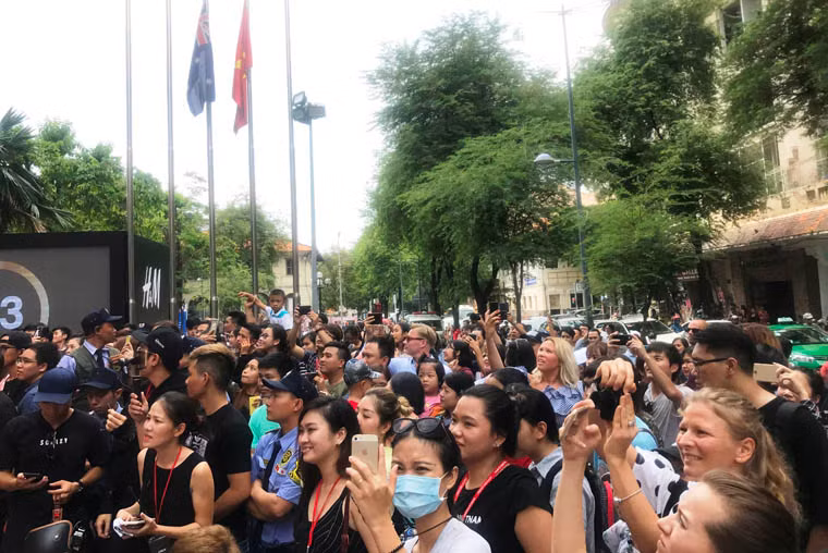 Hàng nghìn người có mặt tại lễ khai trương H&amp;M ở TP.HCM.