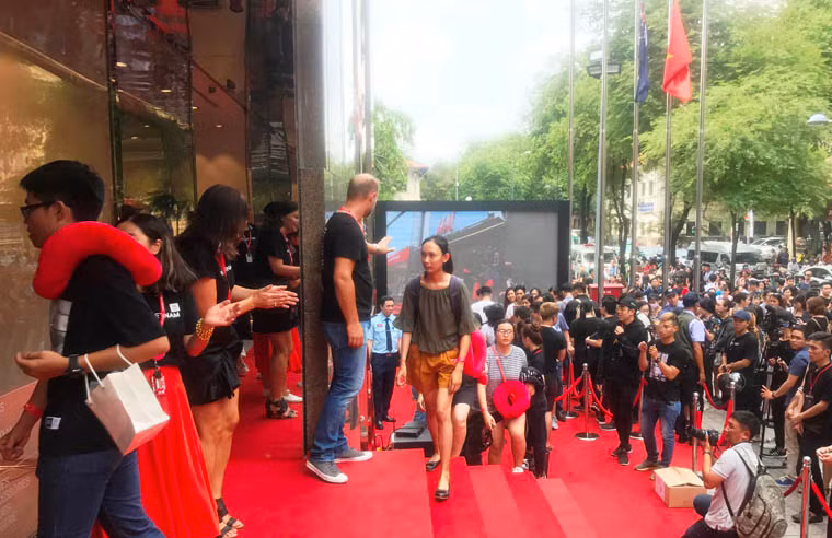 Ngay sau đó, H&amp;M đã chính thức mở cửa phục vụ khách đến tham quan, mua sắm.