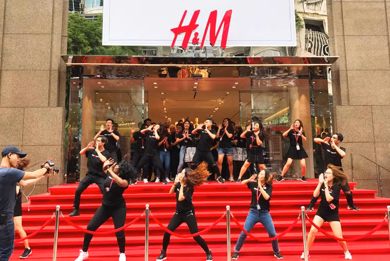 Không khí vô cùng sôi động, náo nhiệt trước giờ khai trương thương hiệu thời trang H&amp;M đầu tiên tại Việt Nam.