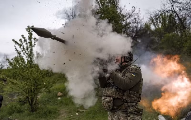 Đồng thời, Quân đội Ukraine đang tập trung lực lượng quy mô lớn tại làng Sviridlikovo và thường xuyên cử các đơn vị nhỏ tiến lên phía bắc dọc theo tuyến đường 38K-030, thực hiện các cuộc trinh sát vũ trang dọc theo tuyến từ Zeleny Shlyakh đến Novoivanovka, có vẻ như chuẩn bị phát động một cuộc phản công quy mô lớn. Ảnh: Getty Images.