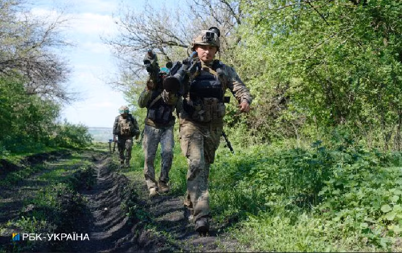 Ngoài ra, quân tiếp viện của Ukraine đang tăng cường từ Sumy đến thành phố Sudzha, Kursk. Bên cạnh việc vận chuyển binh lính và thiết bị, họ còn mang theo một lượng lớn vật liệu xây dựng để củng cố phòng thủ Sudzha, bao gồm gỗ, trong khi quân Ukraine đang tiến hành chặt cây quy mô lớn ở Sumy. Các máy bay chiến đấu của Nga đã thực hiện các cuộc không kích vào Sumy để ngăn chặn quân tiếp viện Ukraine vào Kursk. Ảnh: Getty Images.