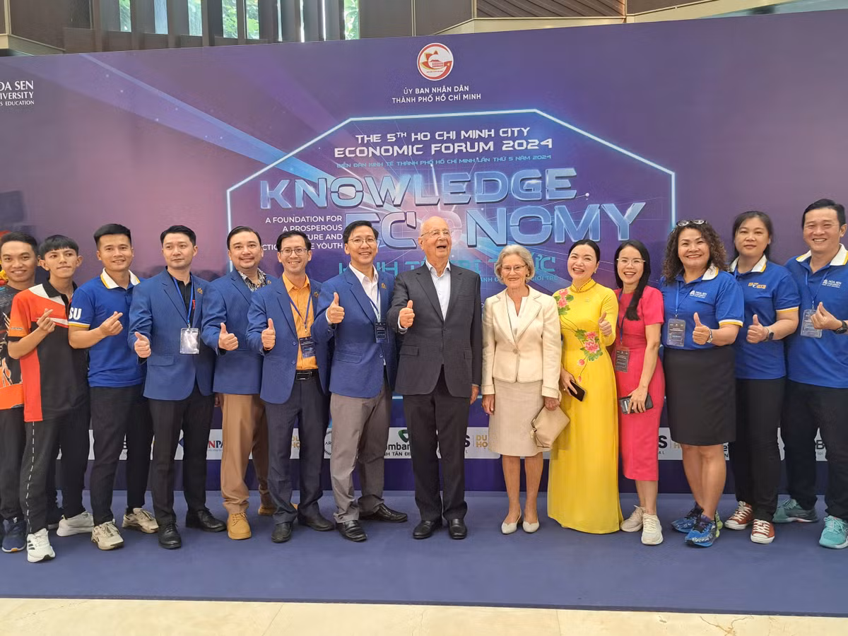 Chủ tịch WEF chia sẻ 5 yếu tố trở thành nhà lãnh đạo trẻ Chu tich WEF chia se 5 yeu to tro thanh nha lanh dao tre