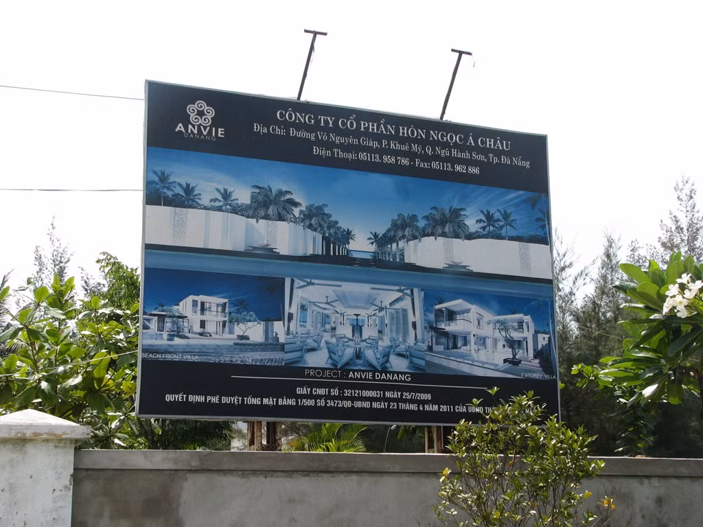Thay vì gấp rút triển khai dự án, doanh nghiệp này lại nhiều lần xin điều chỉnh quy hoạch, giãn tiến độ thực hiện Dự án, thay đổi một số loại hình kinh doanh dịch vụ du lịch… Dự án kéo dài năm này sang năm khác, chính quyền Thành phố đã nhiều lần nhắc nhở, mời họp giải quyết, nhưng cứ mỗi lần TP. Đà Nẵng ra tối hậu thư cho dự án, thì chủ đầu tư lại tìm mọi cách để trì hoãn và hệ quả là dự án vẫn “treo” kéo dài cho đến bây giờ. Ảnh: thienkimreal.com.vn.