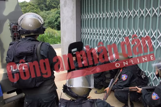 Ngày 27 đến 28/6, Công an tỉnh Sơn La chủ trì phối hợp với các đơn vị nghiệp vụ Bộ Công an sử dụng đồng bộ các biện pháp nghiệp vụ, khoảng hơn 200 cán bộ chiến sỹ tổ chức lực lượng đấu tranh triệt phá với nhóm đối tượng có nhiều quyết định truy nã đặc biệt nguy hiểm về tội mua bán trái phép chất ma túy. Ảnh: Một tổ công tác đang triển khai đội hình tiếp cận nhà đối tượng truy nã.