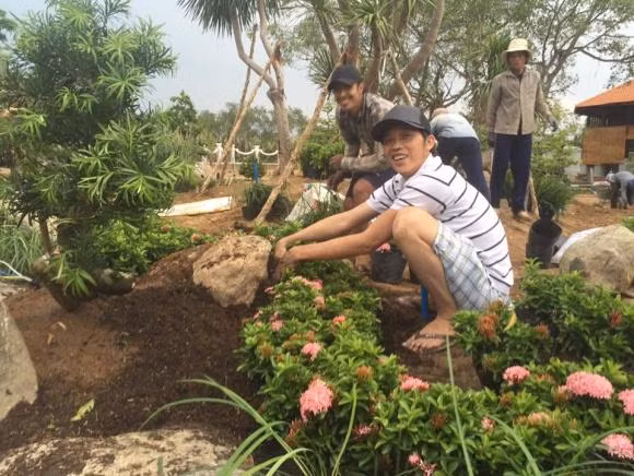 Nhưng khi rảnh rỗi, Hoài Linh vẫn dành thời gian chăm sóc cho những "đứa con tinh thần". Ảnh: Khám Phá.