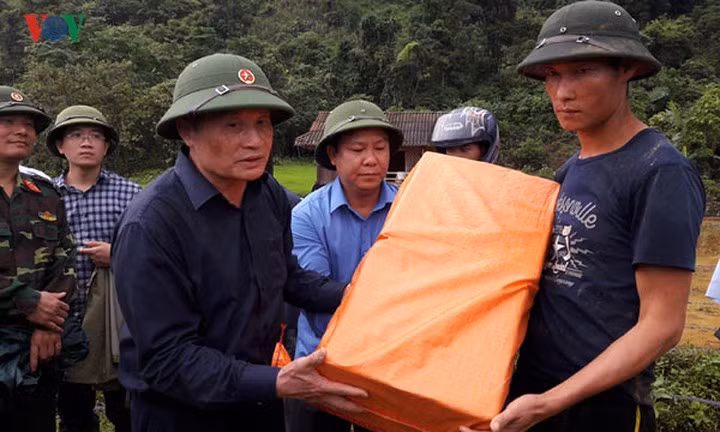 Ngoài các khoản hỗ trợ ban đầu, chính quyền tỉnh Lai Châu sẽ hỗ trợ mỗi hộ 30 triệu đồng làm nhà và hỗ trợ mỗi nhân khẩu 3 tháng gạo ăn và nhu yếu phẩm khác để bà con sớm ổn định cuộc sống.