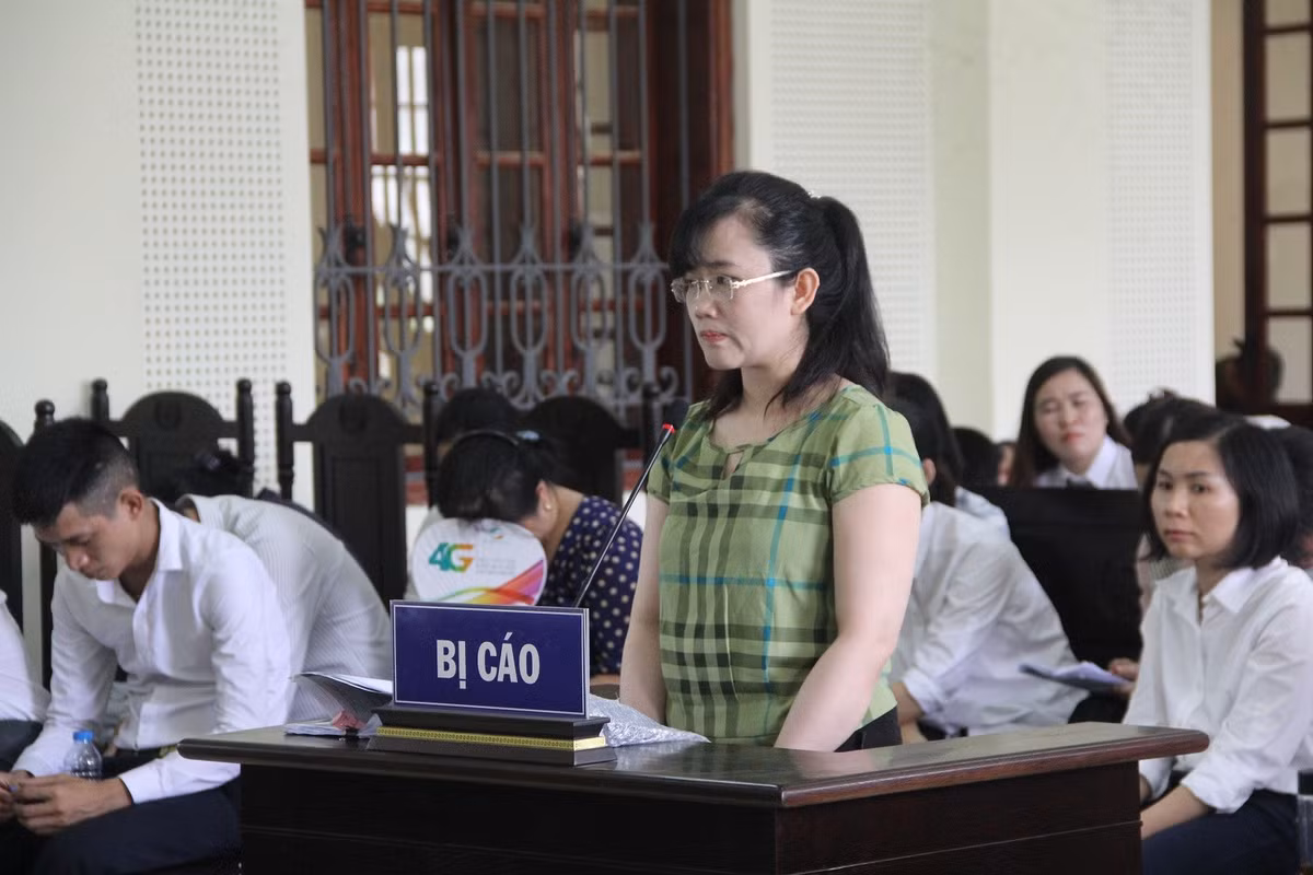 Bị cáo Nguyễn Thị Lam cho biết việc trực tiếp làm việc, chi trả tiền gửi tiết kiệm cho khách hàng tại nhà đã được lãnh đạo phòng Giao dịch Eximbank Đô Lương cho phép.