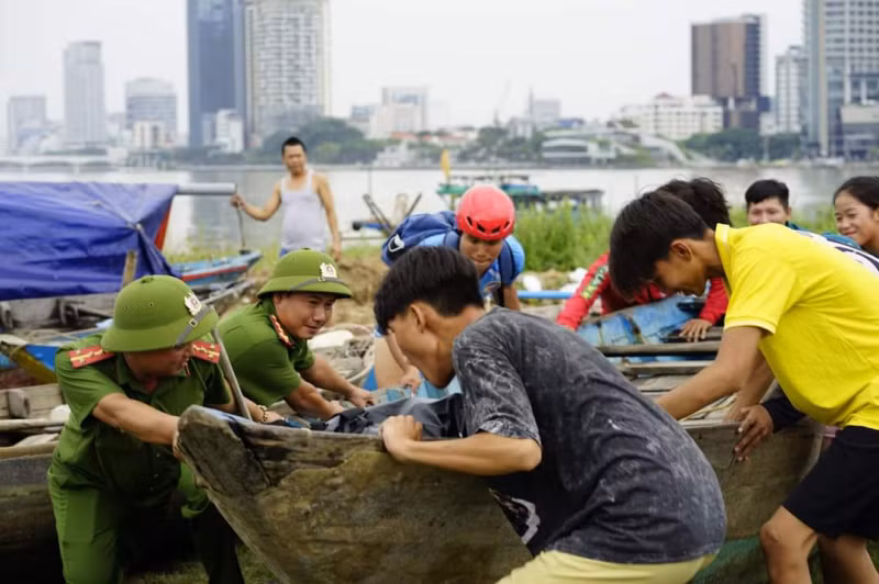 Sieu bao Noru ap sat Da Nang-Quang Ngai: Thu tuong chi dao khan-Hinh-8