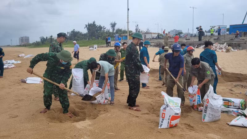 Sieu bao Noru ap sat Da Nang-Quang Ngai: Thu tuong chi dao khan-Hinh-5