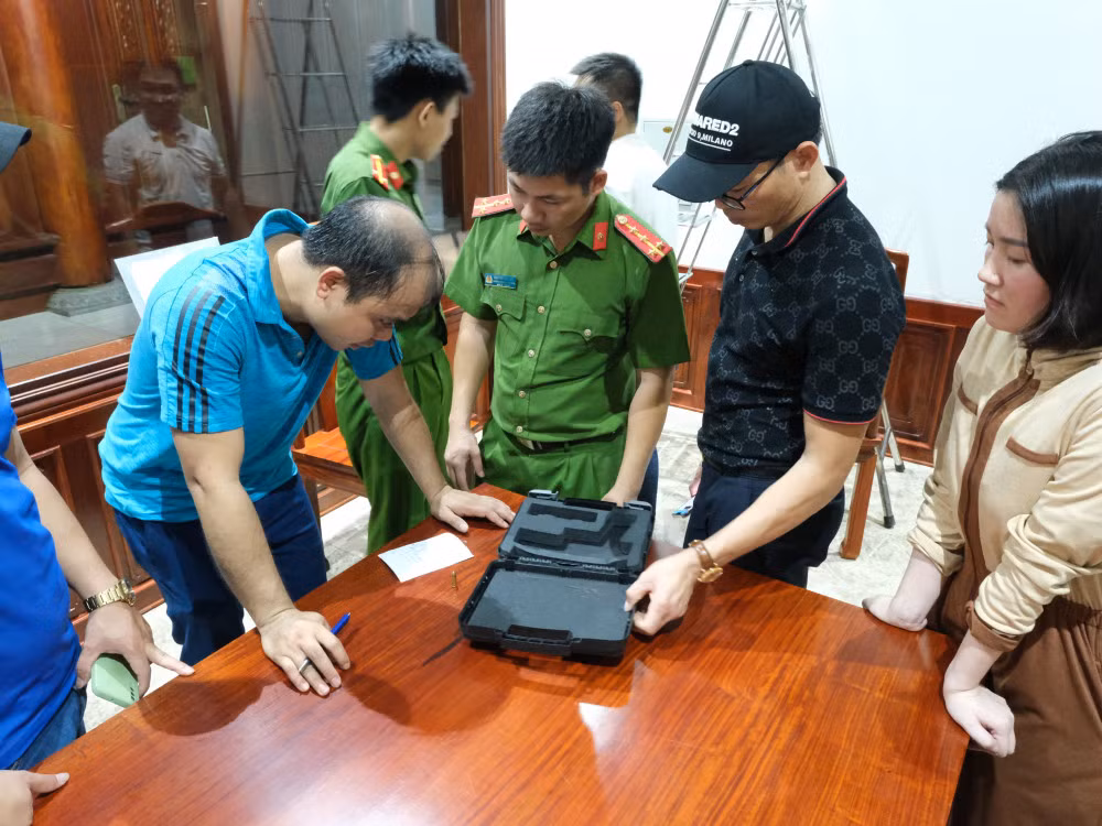 Quá trình ăn uống, giữa Giáp và Đạt xảy ra xích mích, cãi vã liên quan đến nợ nần tiền bạc, sau đó cả hai ra về. Đạt về nhà mình lấy 1 khẩu súng CZ75 cùng nhiều viên đạn đi đến nhà Giáp. Khi đến nơi, Đạt gọi Giáp mở cổng để vào nói chuyện. Lúc này, Giáp lấy trong nhà ra 1 khẩu súng AK đến cạnh Đạt, giơ súng lên trời và bắn liên thanh gây ra 6 tiếng nổ, rồi cả 2 tiếp tục vào nói chuyện nợ nần, sau đó ra về. Sau khi thực hiện hành vi phạm tội, để tránh bị phát hiện, các đối tượng đã thống nhất khai báo, bưng bít thông tin, đồng thời cất giấu và tẩu tán hai khẩu súng cùng nhiều viên đạn. 