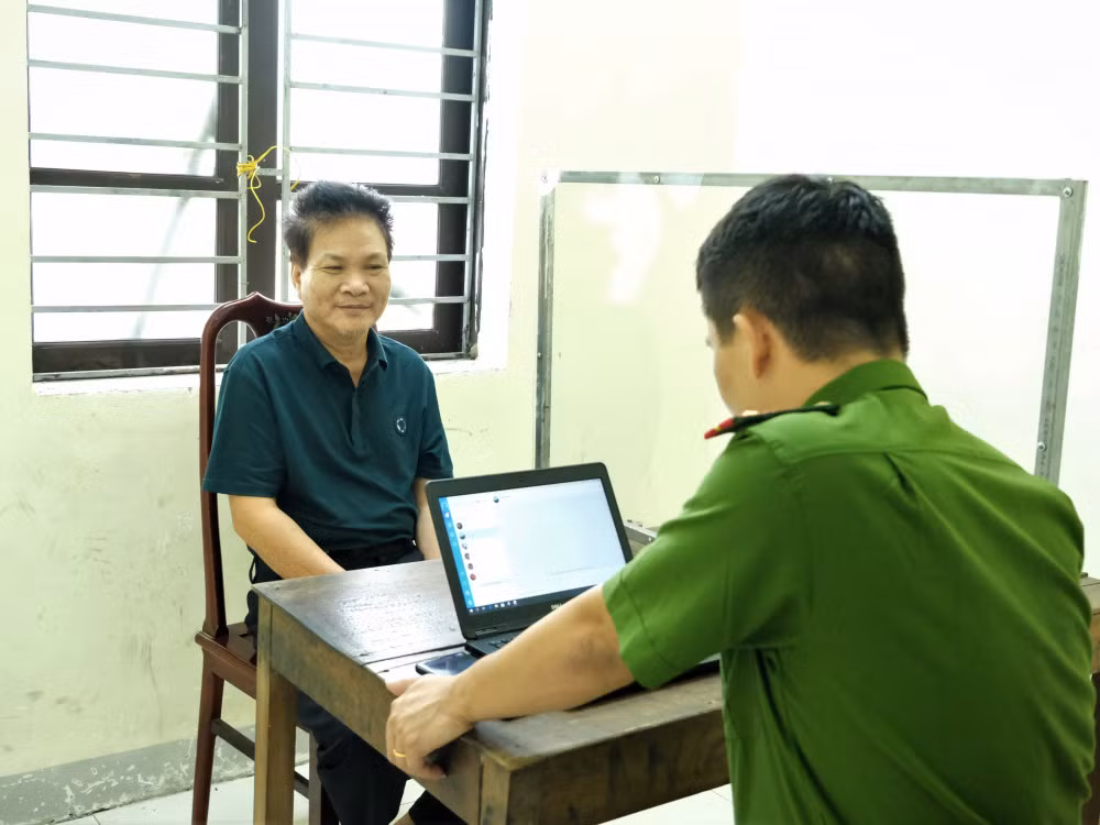Bằng các biện pháp điều tra, Phòng Cảnh sát hình sự và Công an huyện Hương Khê đã nhanh chóng làm rõ vụ nổ súng, bước đầu xác định: Tối ngày 19/8, Lê Xuân Giáp (SN 1984, đối tượng có 1 tiền án về tội “Giết người” và 1 tiền án về tội “tàng trữ trái phép vũ khí quân dụng”), Trần Phát Đạt (SN 1964), Hồ Hồng Quảng (SN 1985), đều trú tại thị trấn Hương Khê cùng một số người khác uống rượu, ăn nhậu tại quán “Huân Nhung” tại thị trấn Hương Khê. 