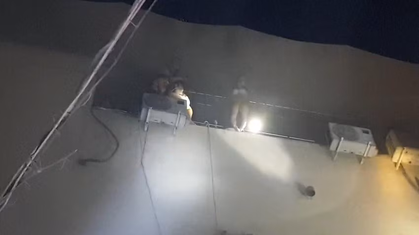 Khoảng 21h ngày 6/9, quán karaoke An Phú bất ngờ bốc cháy, ngọn lửa lan nhanh tại khu tầng 2 và 3, khói đen bao trùm toàn bộ quán karaoke. Do các lối thoát và đường cầu thang đều bị ngọn lửa bít kín, nhiều nhân viên và khách hát phải liều mình nhảy từ tầng cao xuống đất dẫn đến bị thương và được cấp cứu ngay sau đó. 