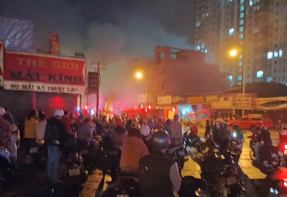 Nhiều người dân bàng hoàng khi vụ cháy xảy ra.