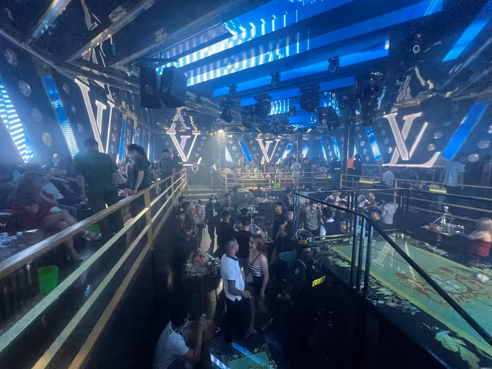  Đột kích quán LV Club phát hiện 52 đối tượng dương tính ma tuý. Khoảng 23h30 ngày 17/9/2022, các lực lượng thuộc Công an Đồng Nai và Công an huyện Long Thành đột kích vào quán LV Club ở khu Phước Hải, thị trấn Long Thành để kiểm tra hành chính. Thời điểm kiểm tra quá LV Culb có khoảng 180 người, nhiều thanh niên có biểu hiện phê ma túy. Cảnh sát bắt quả tang 3 người có hành vi tàng trữ trái phép chất ma túy, 52 người dương tính với ma túy (trong đó có 4 nhân viên và 1 bảo vệ của quán). 