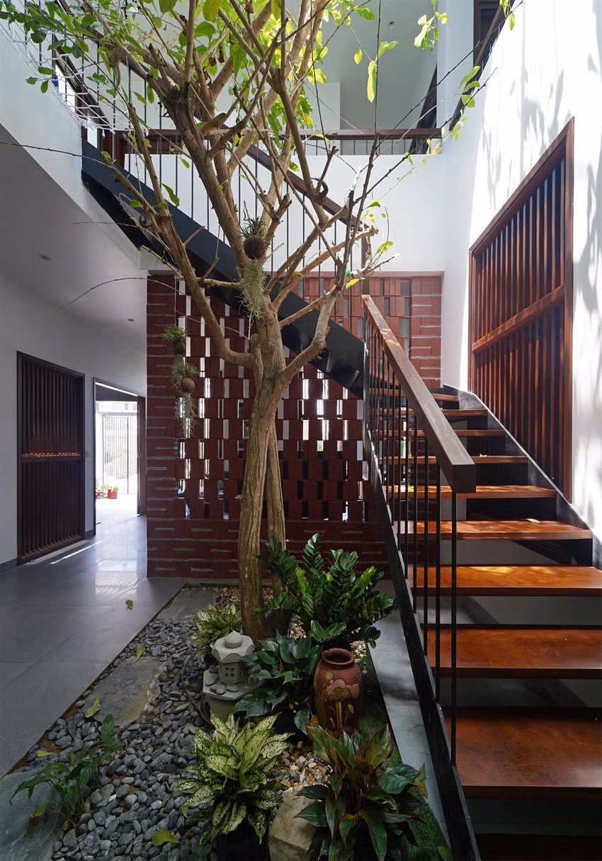 Ngoài thông tầng chung lớn nhất, đặc biệt ngôi nhà còn được bố trí thêm hai thông tầng nhỏ ở các khu vực công trình phụ phía sau. 