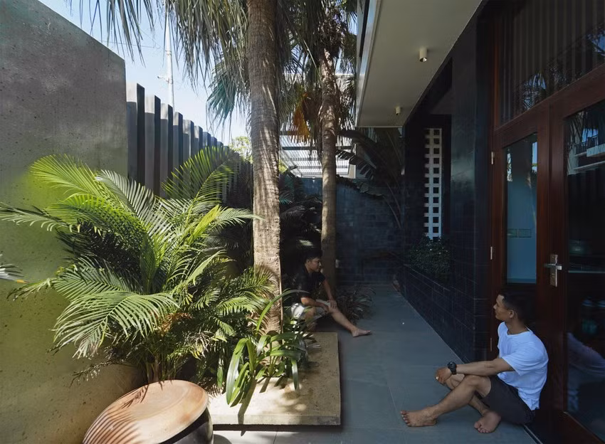 Các giải pháp về cây xanh, thông gió và ba giếng trời lấy sáng mang lại không gian sống lý tưởng cho chủ nhà.