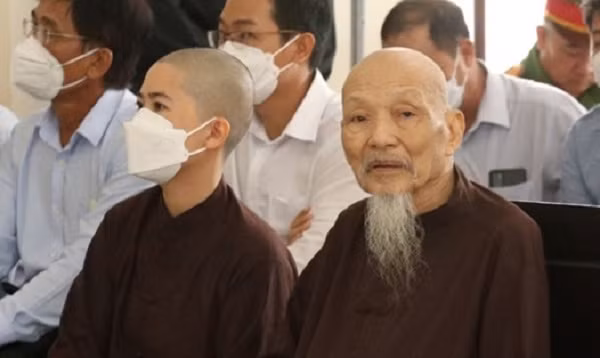 Ngày 21/7, TAND huyện Đức Hòa tuyên án sơ thẩm đối với 6 bị cáo về tội danh này. Trong đó, ông Lê Tùng Vân 5 năm tù. Các bị cáo khác gồm Lê Thanh Hoàn Nguyên, Lê Thanh Nhất Nguyên, Lê Thanh Trùng Dương, mỗi bị cáo bị tuyên phạt 4 năm tù. Bị cáo Lê Thanh Nhị Nguyên bị tuyên phạt 3 năm 6 tháng tù. Còn bị cáo Cao Thị Cúc 3 năm tù.