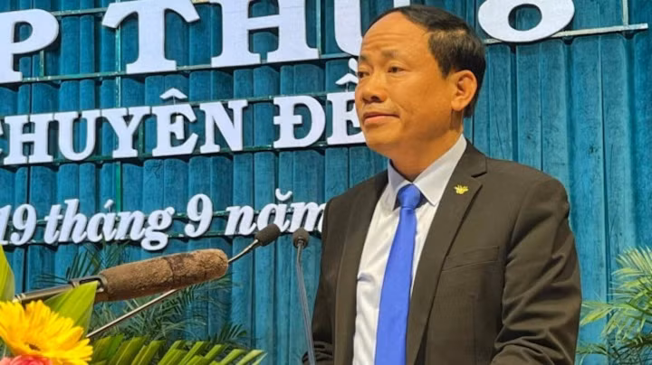 Tân Chủ tịch UBND tỉnh Bình Định hứa trong thực thi chức trách nhiệm vụ của mình, với phương châm làm việc “Làm gương, kỷ cương, trọng tâm, bứt phá”, sẽ cùng với tập thể lãnh đạo UBND tỉnh nghiêm túc giữ vững kỷ cương, kỷ luật hành chính, thực hiện đúng nguyên tắc tập trung dân chủ, công khai, minh bạch mọi vấn đề; cùng nhau chung sức, chung lòng xây dựng tập thể lãnh đạo UBND tỉnh đoàn kết, thống nhất, phát huy tốt nhất vai trò của tập thể, đề cao trách nhiệm cá nhân của người đứng đầu; hành động kiên quyết, kịp thời, sáng tạo, hoàn thành tốt nhiệm vụ được Đảng, Nhà nước và nhân dân giao phó. 