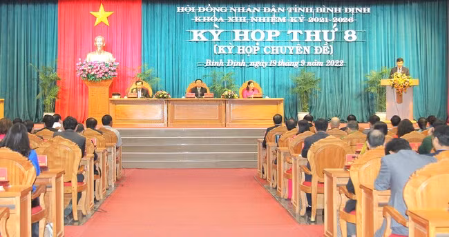 Chiều 19/9, Hội đồng nhân dân tỉnh Bình Định khóa XIII (nhiệm kỳ 2021 - 2026) tổ chức Kỳ họp thứ 8 (kỳ họp chuyên đề). Tại kỳ họp, bầu ông Phạm Anh Tuấn - Phó Bí thư Tỉnh uỷ giữ chức Chủ tịch UBND tỉnh Bình Định nhiệm kỳ 2021-2026 với 57/57 phiếu bầu, đạt tỷ lệ 100%. (Ảnh: Báo Bình Định) 