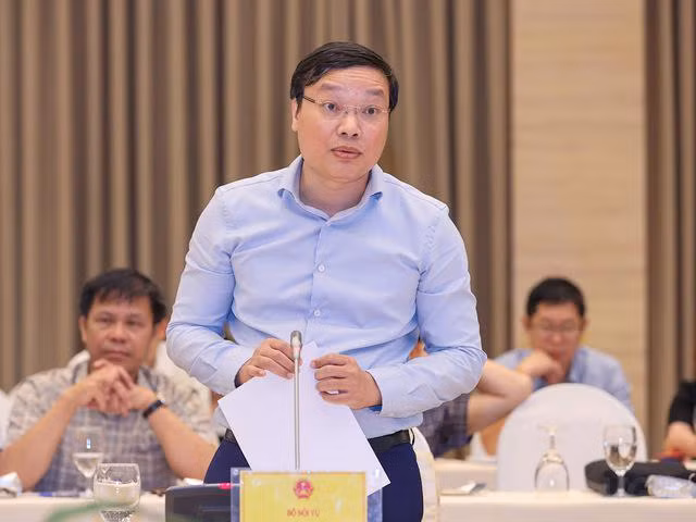 Ngày 24/6/2021, Thủ tướng Chính phủ Phạm Minh Chính ký Quyết định số 995/QĐ-TTg về việc bổ nhiệm ông Trương Hải Long giữ chức Thứ trưởng Bộ Nội vụ. 