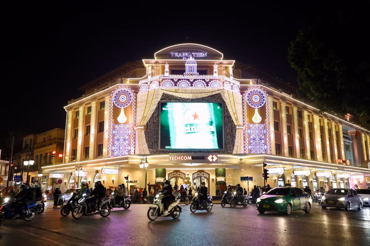 Trung tâm thương mại Tràng Tiền Plaza cũng được trang hoàng lộng lẫy, sáng rực cả khu phố.