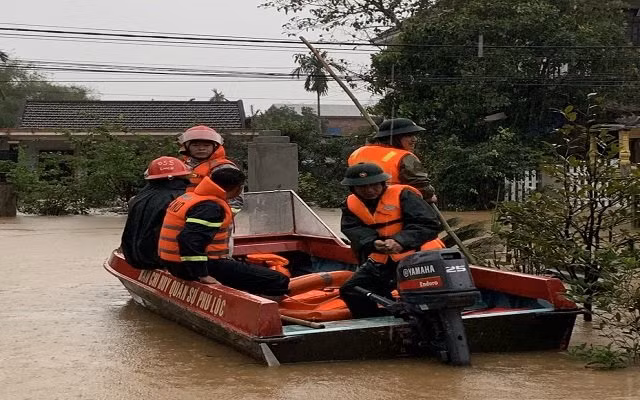 Theo ông Mẫn, danh tính của người mất tích đang được lực lượng chức năng xác minh, nhưng qua thông tin ban đầu, có thể người mất tích nói trên ở xã Lộc Trì. Hiện lực lượng Cảnh sát PCCC-CNCH đang phối hợp lực lượng Ban CHQS huyện Phú Lộc tiếp cận hiện trường, tổ chức lực lượng tìm kiếm cứu nạn.