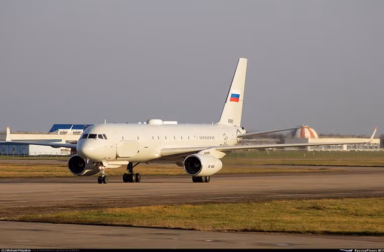 Loại máy bay này có thể phục vụ như radar cảnh báo sớm tầm xa, phát hiện và chỉ định mục tiêu cho các máy bay tiêm kích.
