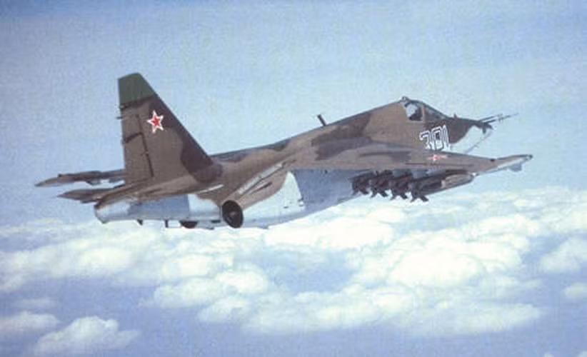 Trong video, chiếc Su-25 sử dụng hệ thống cảm biến quang - hồng ngoại để khóa mục tiêu.