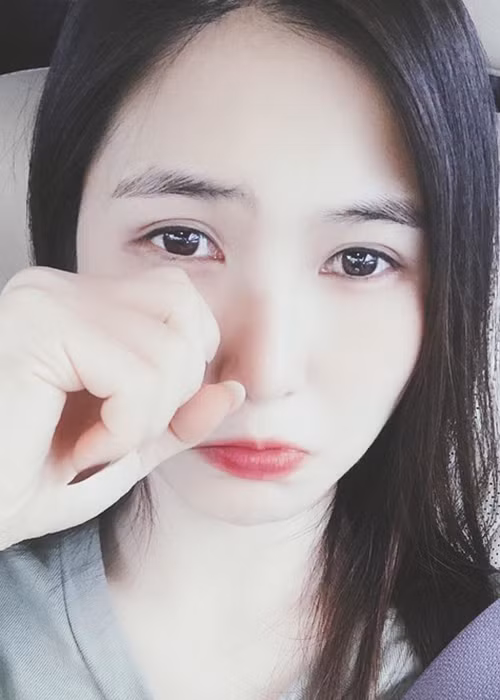 Hương Tràm sang Mỹ du học từ năm 2019. Giữa mùa dịch Covid-19, nữ ca sĩ “khóc ròng” vì không mua được gạo. Mời quý độc giả xem video "Hàng loạt quán hàng đóng cửa sau nghị định 100 và dịch Covid-19". Nguồn VTC14