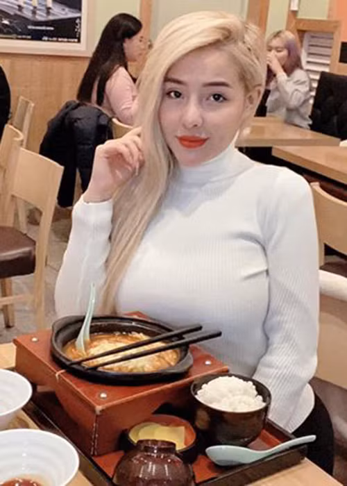Trong khi Lương Bằng Quang đứng về phía Ngân 98 thì nhiều người cư dân mạng lại không tin rằng hot girl này bị gài bẫy bởi lẽ đời tư của Ngân 98 vốn rất thị phi. Tháng 12/2019, Ngân 98 bị lộ clip khỏa thân, có hành động phản cảm.