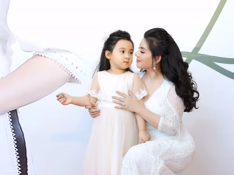 Sau 2 năm kết hôn, dành thời gian chăm sóc con nhỏ và gia đình, thi thoảng tranh thủ đi hát, cô quyết định trở lại với âm nhạc.