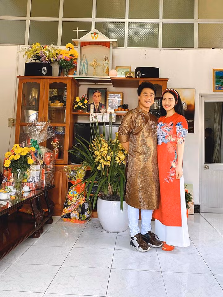 Là dân kinh doanh, nhưng Minh Hải vẫn ủng hộ bạn gái theo đuổi sự nghiệp ca hát. Anh thường tháp tùng bạn gái đi diễn và ở bên bảo vệ Hòa Minzy trước sóng gió. Nhiều fan mong rằng, cặp đôi sẽ sớm "về chung nhà".