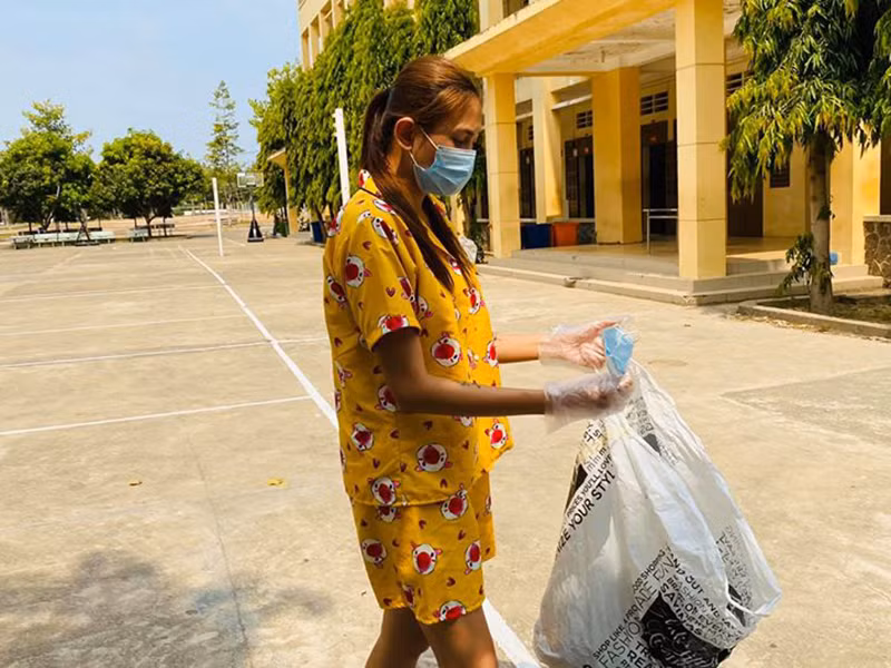 Nữ siêu mẫu còn đi nhặt rác vứt bừa bãi ở khu cách ly.