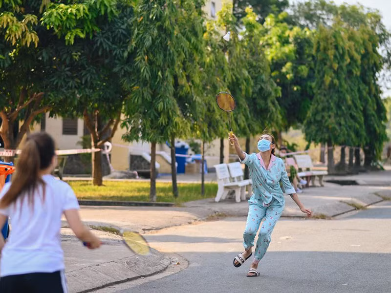Võ Hoàng Yến rèn luyện sức khỏe ở khu cách ly qua các hoạt động thể thao như đá bóng, đá cầu, cầu lông, bóng chuyền, khiêu vũ.