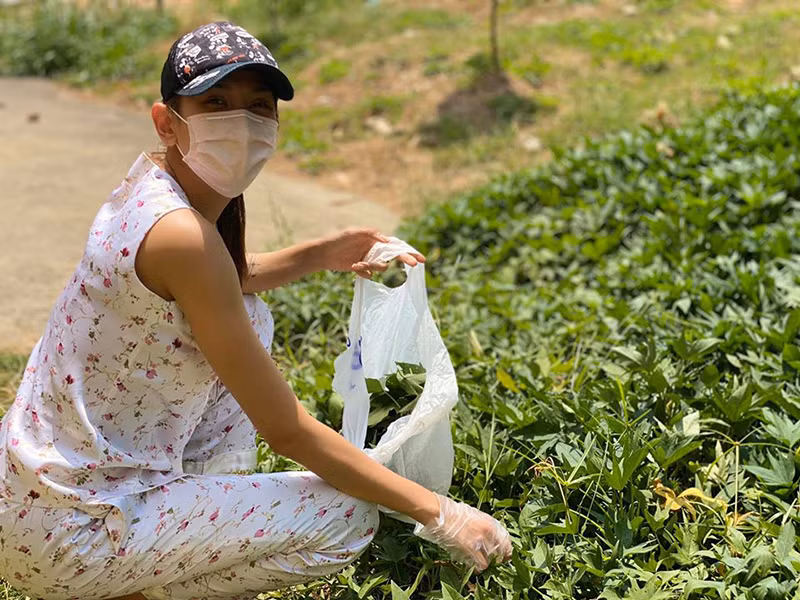Phát hiện vườn rau khoai lang, Võ Hoàng Yến quyết định đi hái rau để cải thiện bữa ăn.
