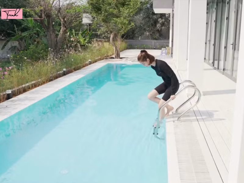 Cuộc sống của nữ người mẫu trong biệt thự vô cùng thoải mái.