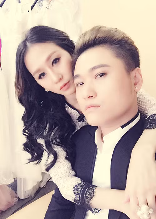 Cuộc hôn nhân giữa Vũ Duy Khánh và Tiên Moon kéo dài từ năm 2015 đến năm 2018 thì tan vỡ. Cặp đôi có một cậu con trai chung.