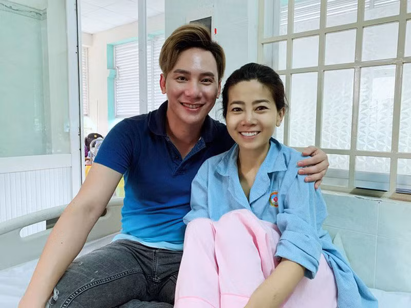 Gần đây, MC Ngọc Châu cho biết, Mai Phương bị kháng thuốc. "Cô ấy thường ôm người vì đau đớn, nói thều thào. Mai Phương cũng hầu như không ăn, chỉ truyền đạm. Tôi và bạn bè nhìn Phương yếu đều rất xót xa”, Ngọc Châu chia sẻ trên Zing.