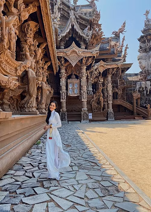 Khi mới đặt chân đến Thái Lan tham gia cuộc thi Hoa hậu Chuyển giới Quốc tế, Hoài Sa cũng gây ấn tượng khi mặc áo dài trắng.