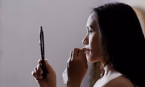 Phụ nữ trong túi có thể ít tiền, nhưng nhất định phải có cây son Phu nu trong tui co the it tien, nhung nhat dinh phai co cay son