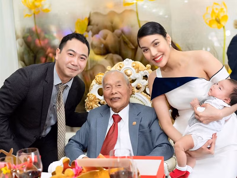 Vợ chồng Lan Khuê khoe con trai dịp Tết Nguyên Đán.
