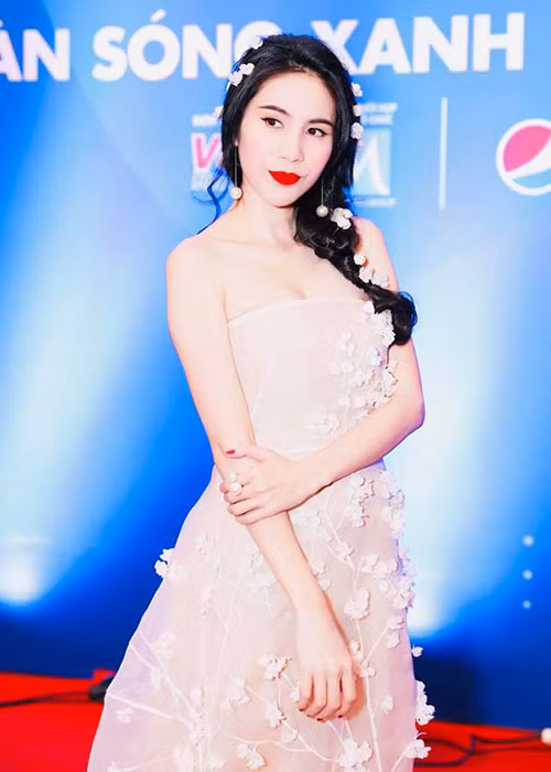 Bà xã của Công Vinh quyết định góp 50 triệu đồng. Không chỉ quyên góp được số tiền từ thiện khủng, Thủy Tiên còn được chú ý bởi sở hữu nhan sắc vô cùng gợi cảm.