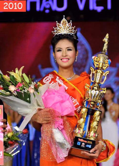 Năm 2010, Ngọc Hân đăng quang Hoa hậu Việt Nam. Ngày ấy, cô bị chê kém sắc. Ảnh: Đất Việt