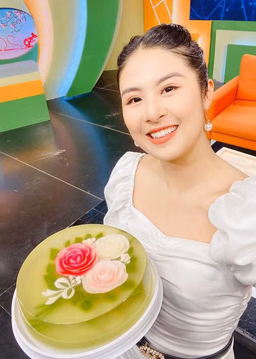 Hoa hậu Ngọc Hân hoãn cưới với bạn trai Phú Đạt. Nếu như không vì dịch bệnh Covid-19, hôn lễ của người đẹp sẽ diễn ra vào ngày 18/3.